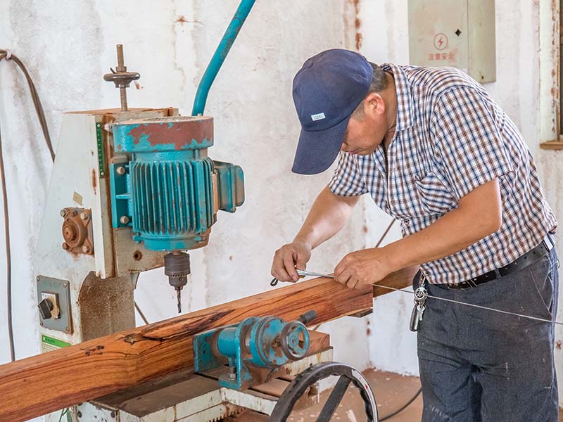 东坡楼梯地板柜门的油漆修复-10